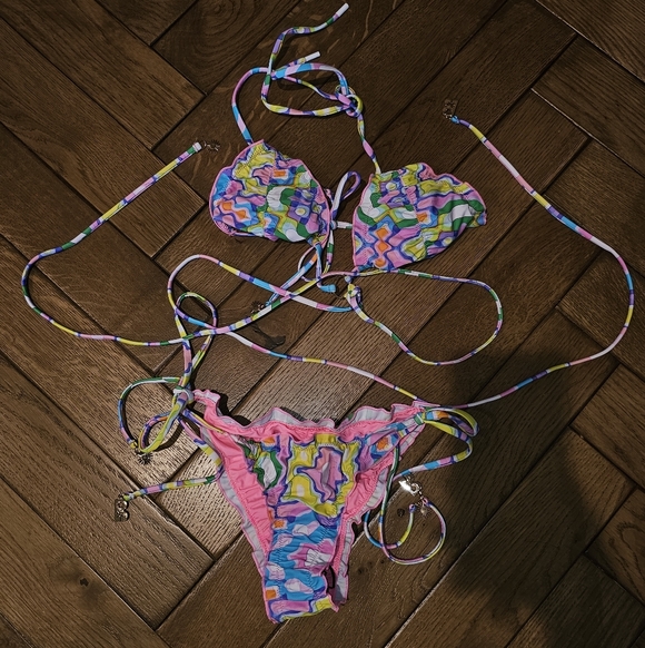 Blackbough Ruffle Bikini - Picture 1 of 8